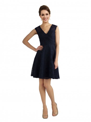 Compre Azul marina oscuro línea A Cuello en V Encaje Corto Vestidos de dama de honor / Vestidos de cóctel