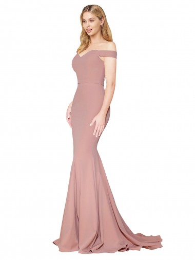 Compre Rosa empolvado Sirena Hombros Descubiertos Barrer tren Crepé Elástico Largo Formales Vestidos de dama de honor / Vestidos de fiesta