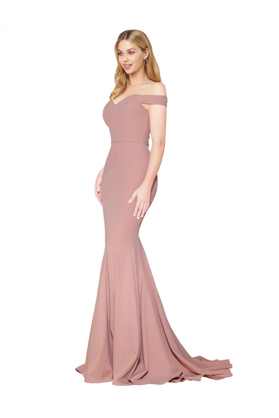 Compre Rosa empolvado Sirena Hombros Descubiertos Barrer tren Crepé Elástico Largo Formales Vestidos de dama de honor / Vestidos de fiesta